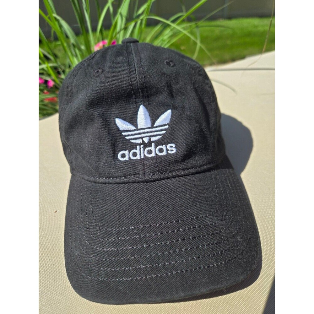 Upgrade your everyday streetwear rotation with this essential Adidas Originals b